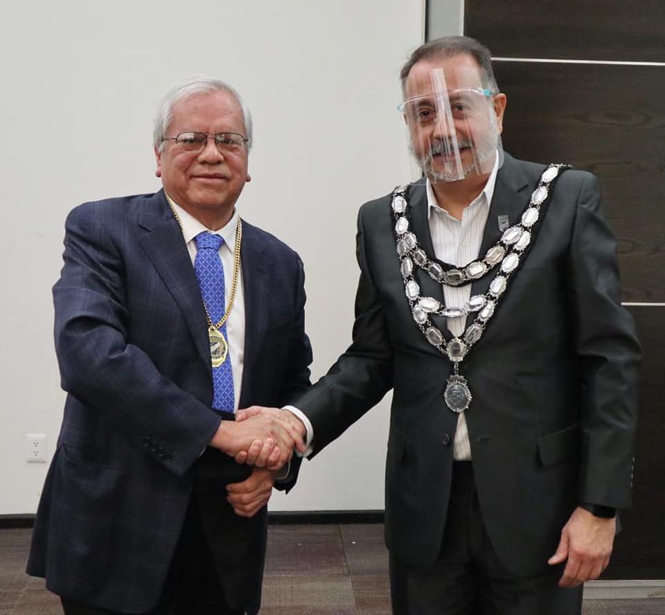 Felipe Mendoza, Presidente saliente, entrega el collar de Presidente al recién nombrado Roberto Echeverría.